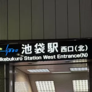 浴室(我们都被困在这寂寞的夜晚)